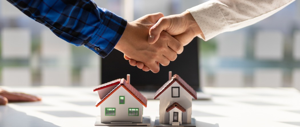 two people shaking hands for a mortgage loan